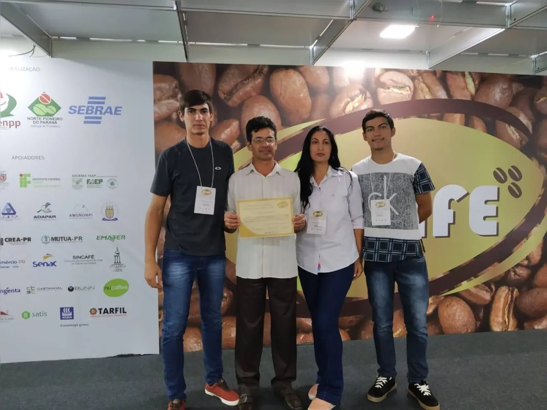 Edson e Sirlei de Carvalho em família: primeiro lugar na categoria café natural, e segundo na categoria cereja descascado