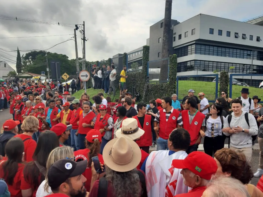 Imagem ilustrativa da imagem Militantes comemoram liberação de ex-presidente Lula