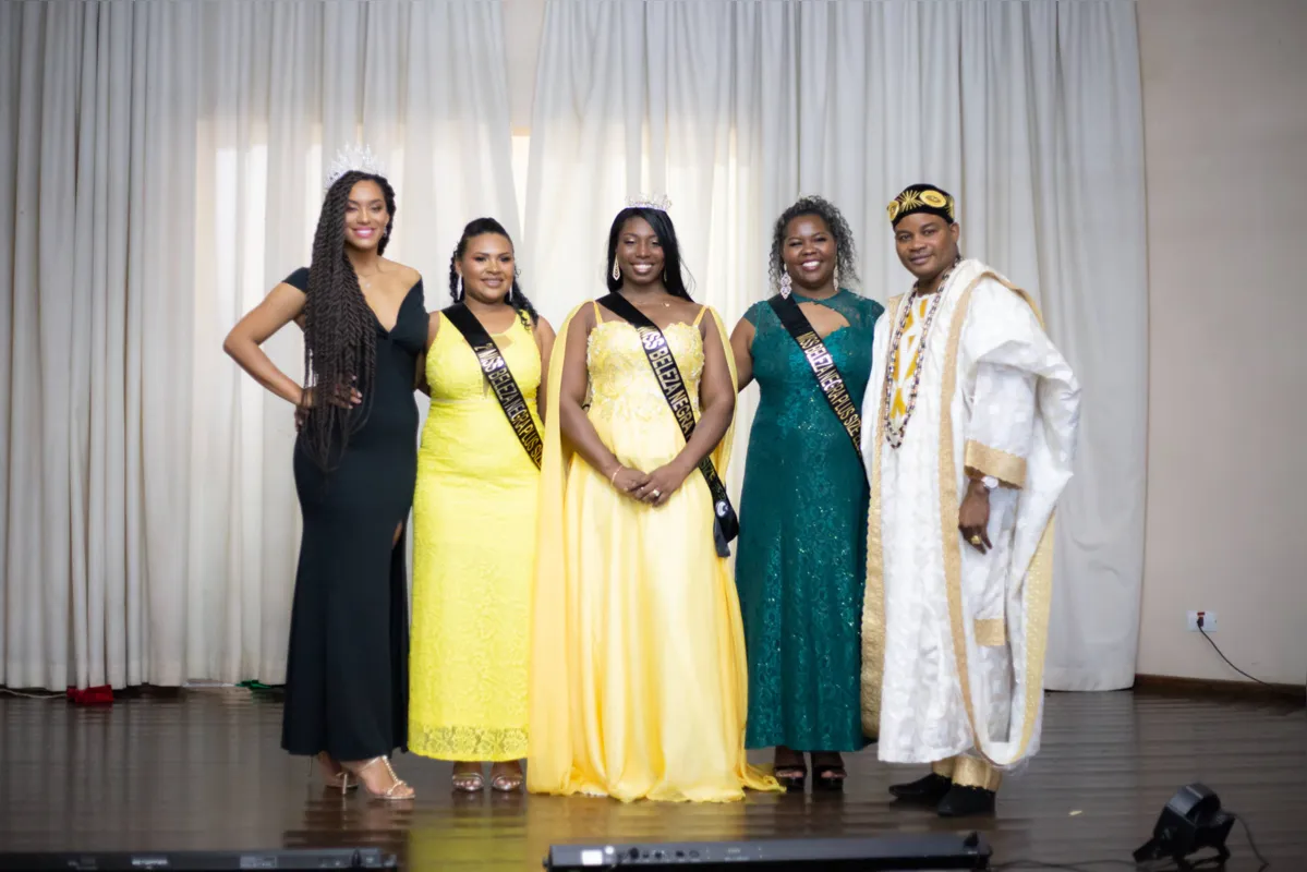 O concurso elegeu também as representantes na categoria Plus Size, aqui ladeadas por Raissa Santana e pelo príncipe da Nigéria, Otunba Adekunle Aderonmu