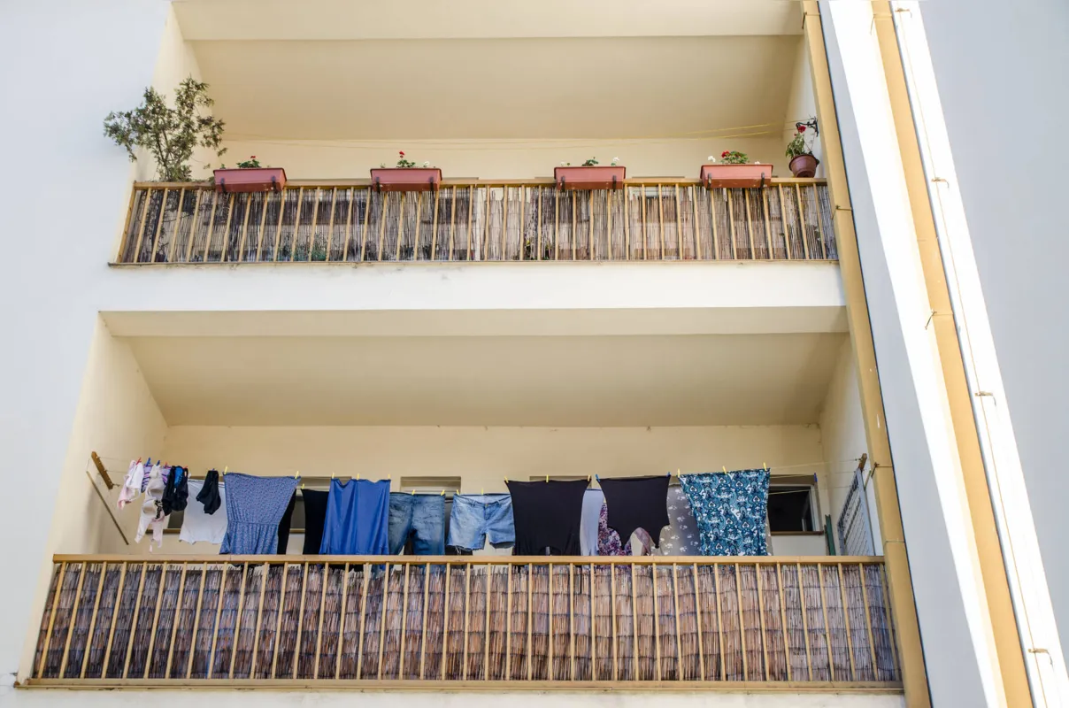 Pendurar roupas e plantas nas sacadas configuram alteração da fachada. 