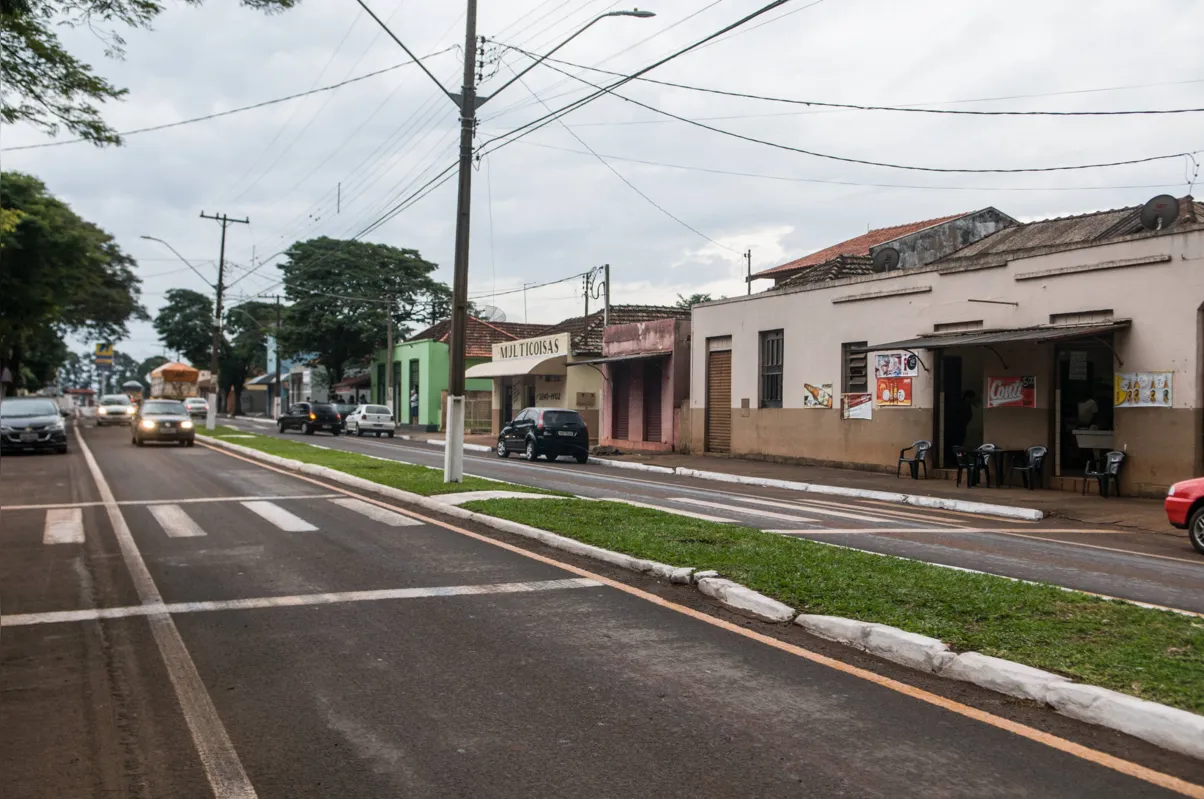 Rodovia "corta" o distrito, que existe desde a década de 1930