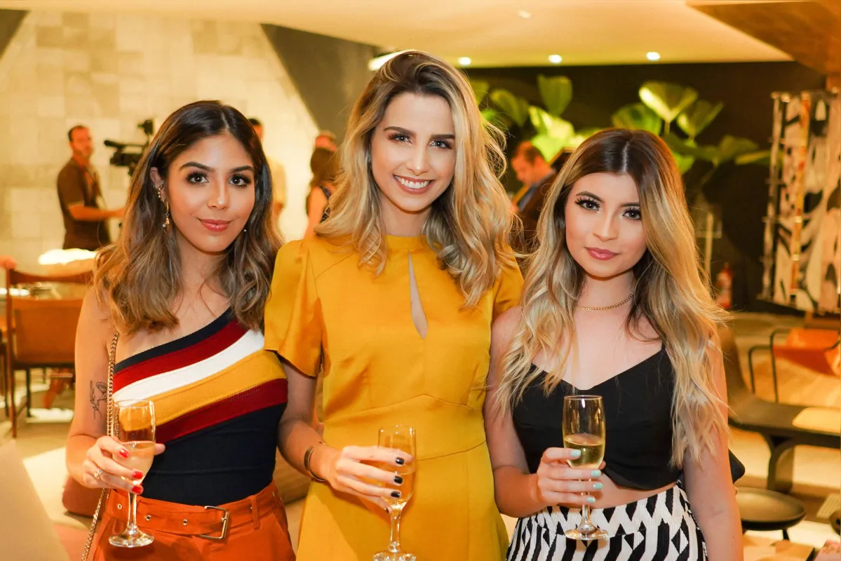 Giovanna Caroline, Helo Trindade e Isabelle Grou