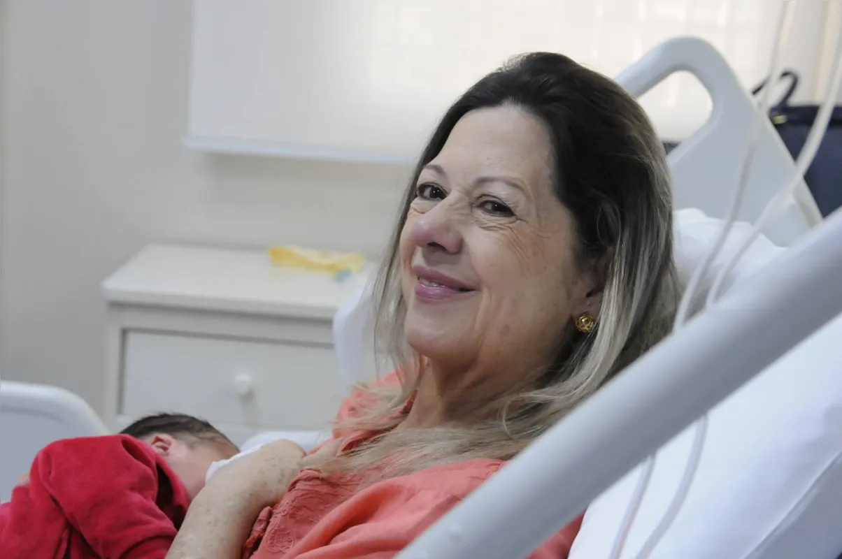 Ana Maria Pontelo Moreira, 61, comemora o nascimento do filho Ian