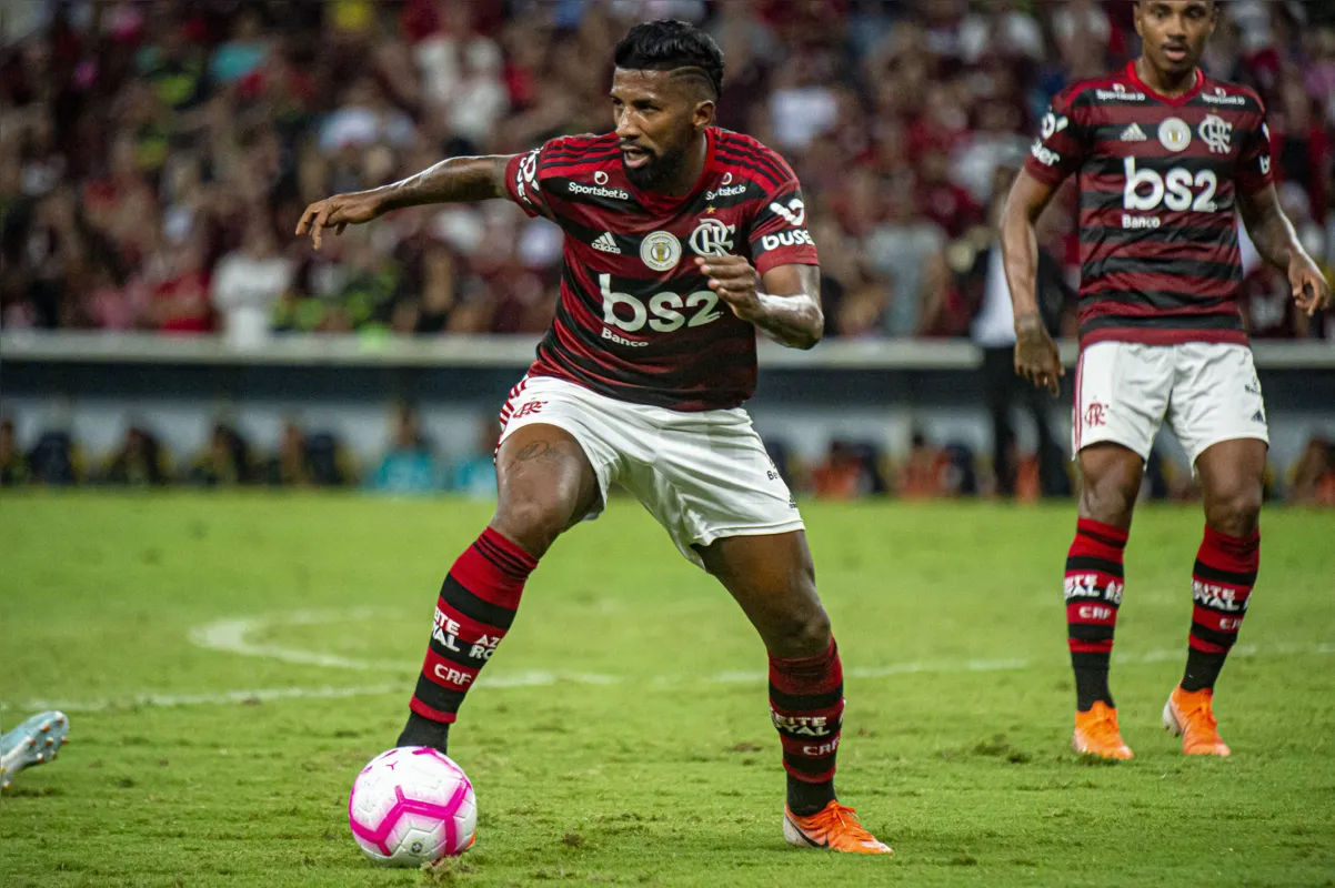 Com o titular Rafinha suspenso, Rodinei será o dono da lateral-direita do Flamengo diante do Bahia