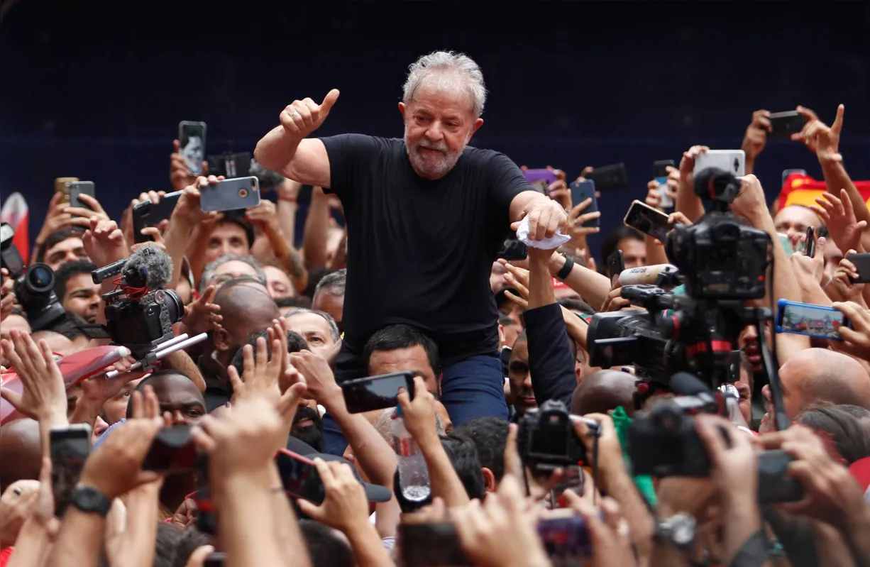 Em liberdade desde sexta (8), Lula é carregado por militantes neste final de semana em São Bernardo do Campo (SP)
