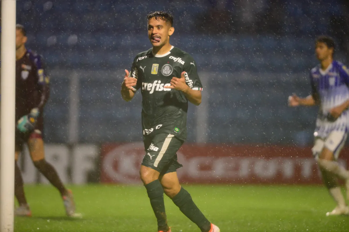 De pênalti, Gustavo Scarpa marcou o gol da vitória palmeirense debaixo de muita água