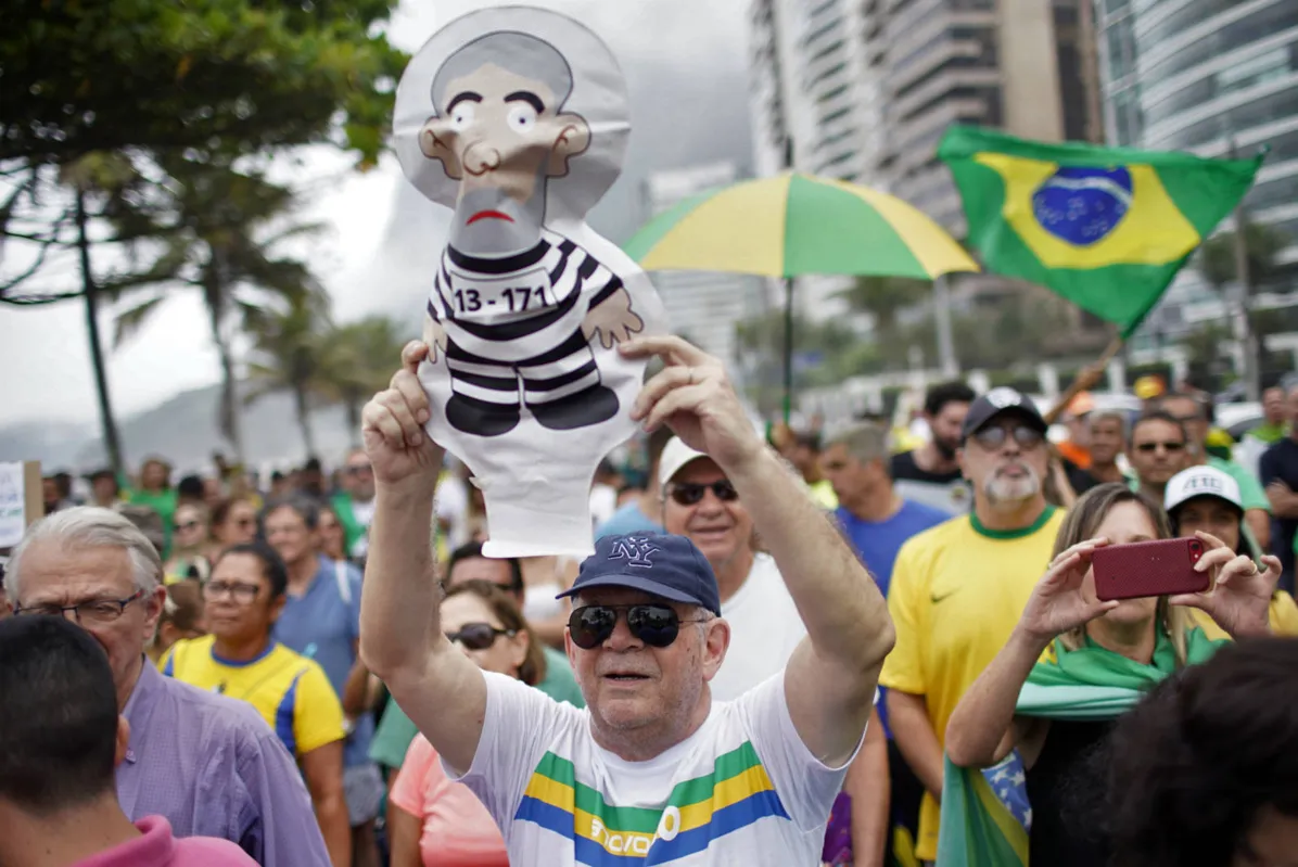 No mesmo dia no Rio de Janeiro, manifestantes tomam praia de São Conrado, contra a decisão do STF sobre prisão em segunda instância que viabilizou a liberdade de Lula