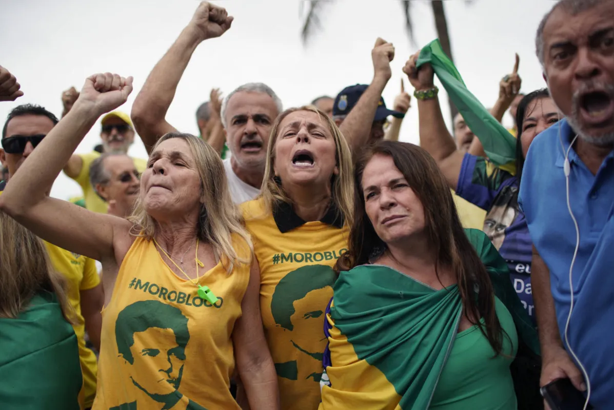 Em abadás com a inscrição #morobloco - alusão ao famoso bloco de carnaval carioca - grupo pede volta do Lula à prisão e intervenção no Supremo Tribunal Federal