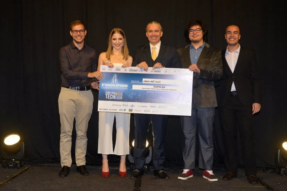 Equipe Isupplies: Ruan Felipe Reis, Pedro Hiroshi, Daiana Falda, do Sinduscon, Rodrigo Zacaria e João Henrique de Souza 