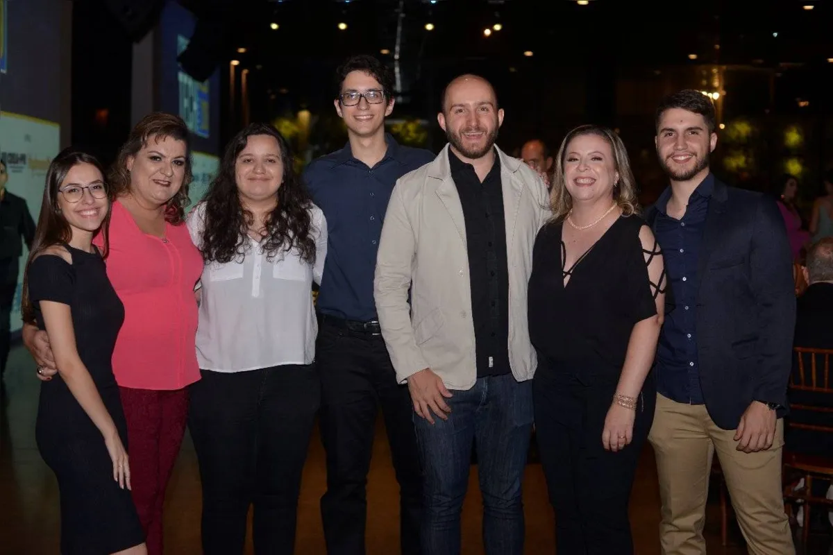 Time E-Empreita: Gabriela Naomi Umezu, profa. Cristiana Bouças, Gabriela Eguedis, Matheus Buscariolo, Fernando Lima, professora Carolina Alvim e José Victor 
