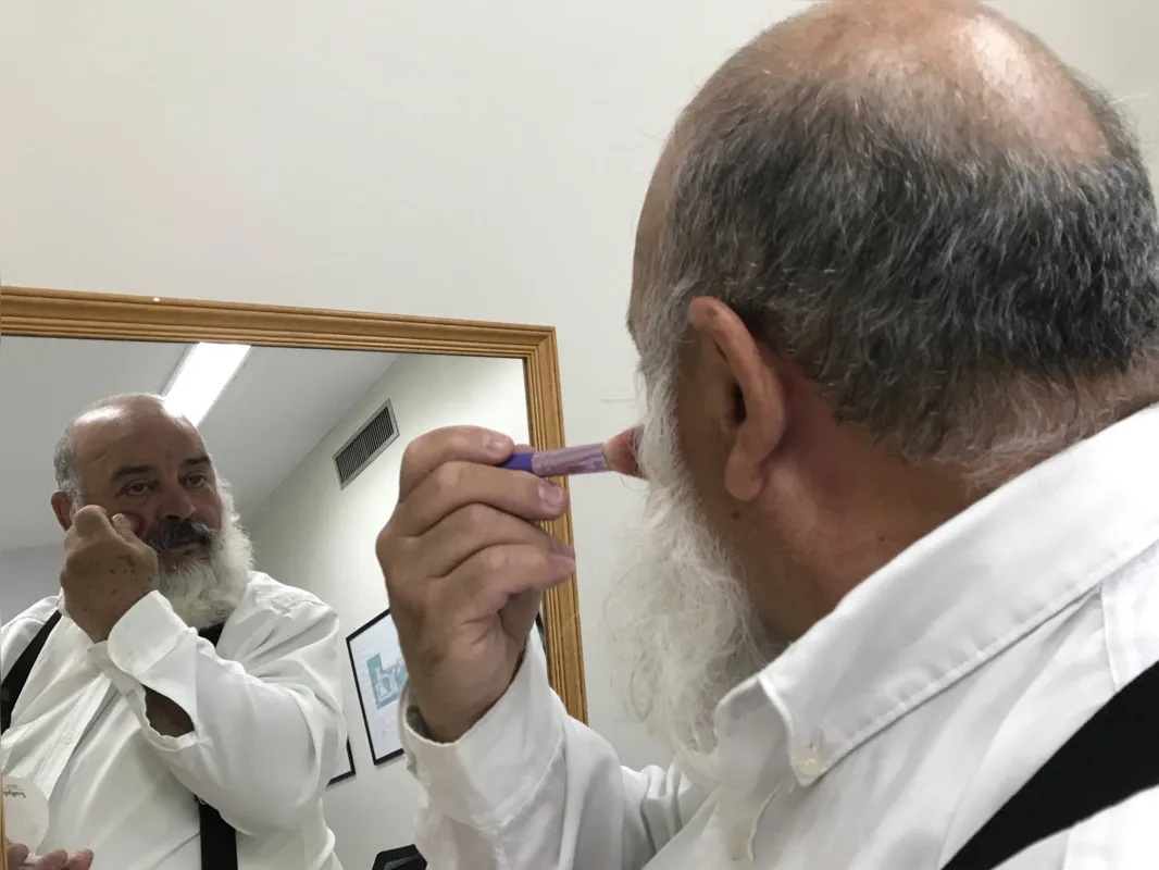 Valdenir Paz prepara a transformação para viver Papai Noel 