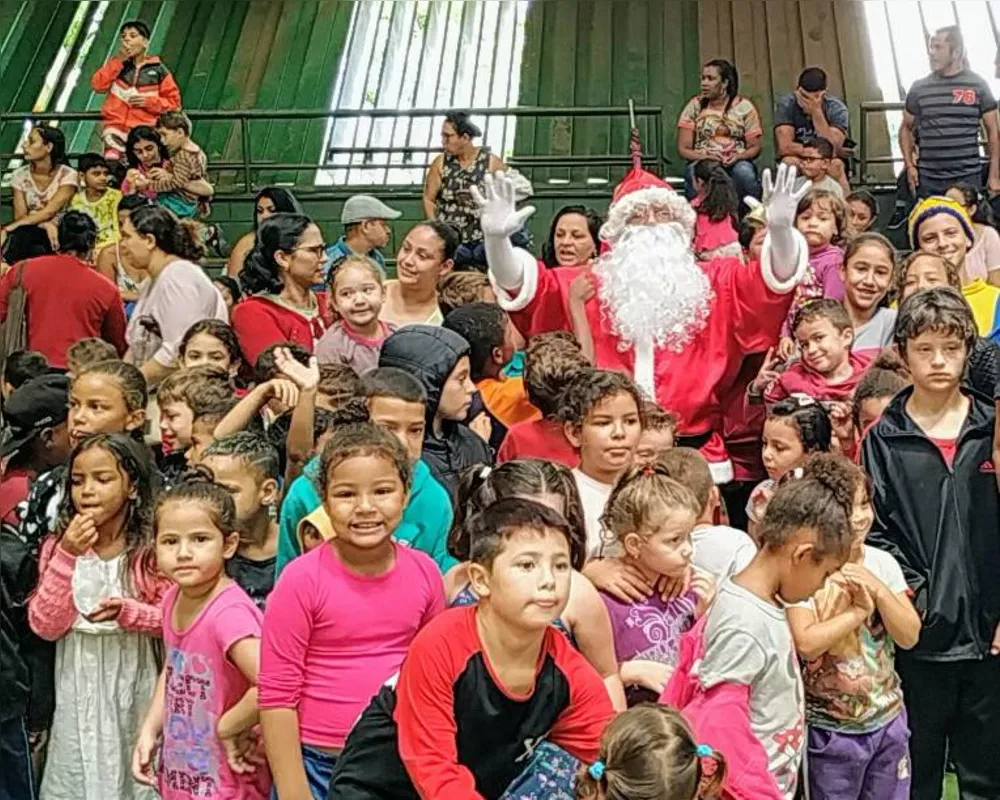 Imagem ilustrativa da imagem Papai Noel visita crianças da zona sul