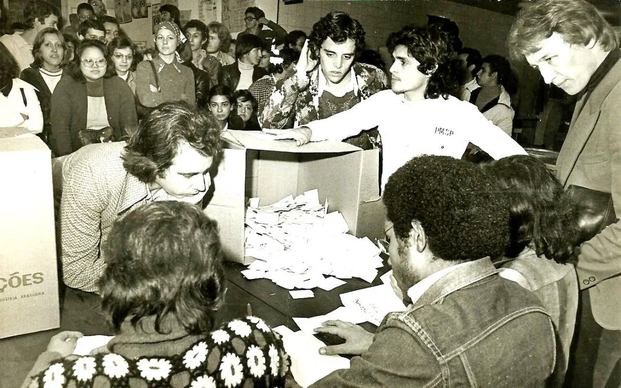 1976: Roberto Coutinho, Tadeu Felismino e Nilson Monteiro em eleição estudantil,  foto aparece no filme 'Democracia em Vertigem' numa referência  à passagem dos pais de Petra Costa por Londrina 
