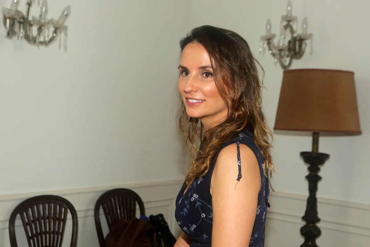 A diretora Petra Costa (à direita) e sua irmã Elena, na infância, em Londrina: cineasta também dedicou a ela um documentário