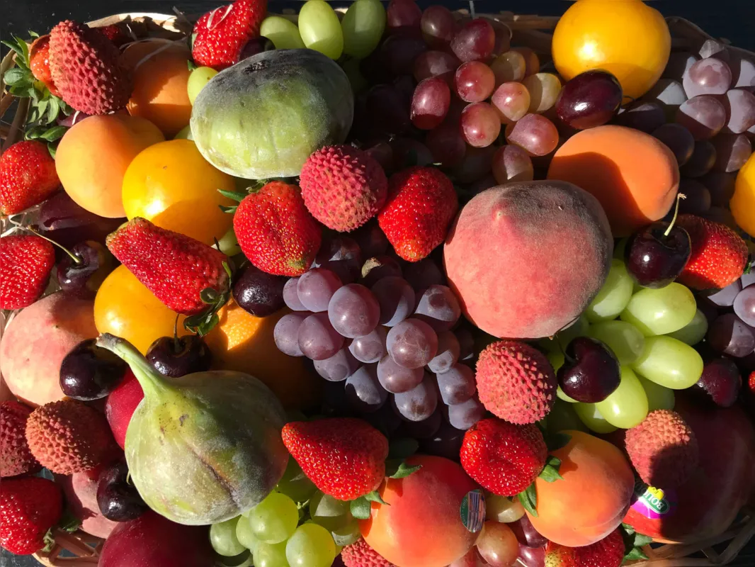 Frutas tradicionais das festas natalinas como a uva, a lichia e o pêssego são produzidas na região de Londrina e abastecem diversos estabelecimentos 