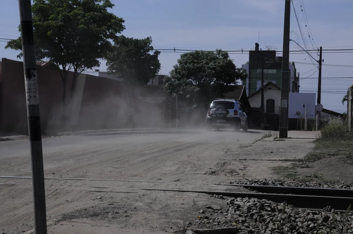 Segundo moradores da Vila Mesquita, poeira se forma toda vez que um veículo passa pela linha férrea