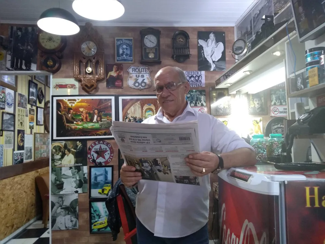 José Donizete Muniz Sales: "Aqui no salão o jornal tem outro papel, o de gerar assunto"