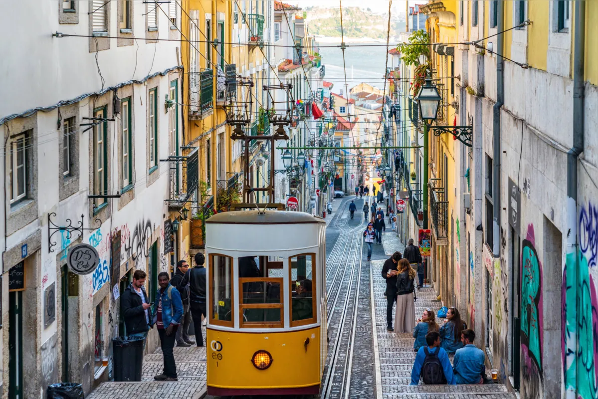Brasileiros são a maior comunidade estrangeira em Portugal e a que mais se beneficia do processo de legalização por contrato de trabalho 