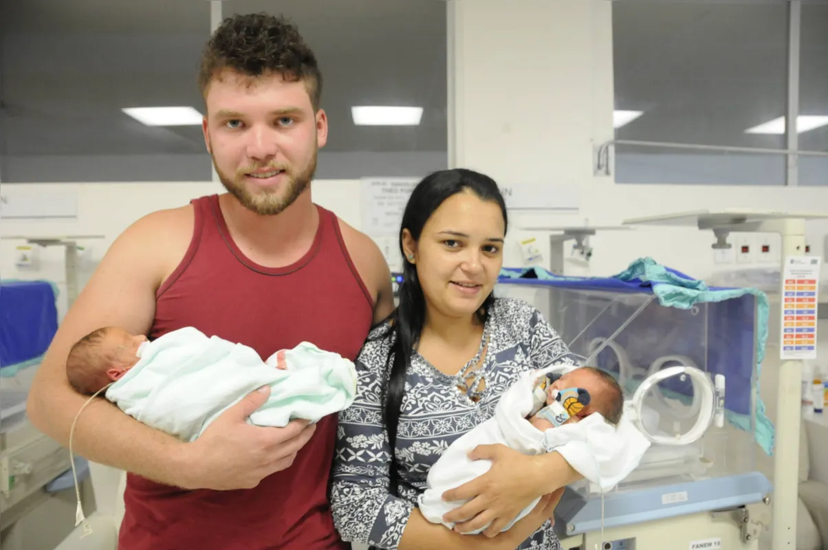 Ailson de Jesus Ponez e Amanda Karina Veronezi com os gêmeos Theo e Lorenzo: 

“É difícil sair do hospital sem eles, mas sei que é para o bem deles”