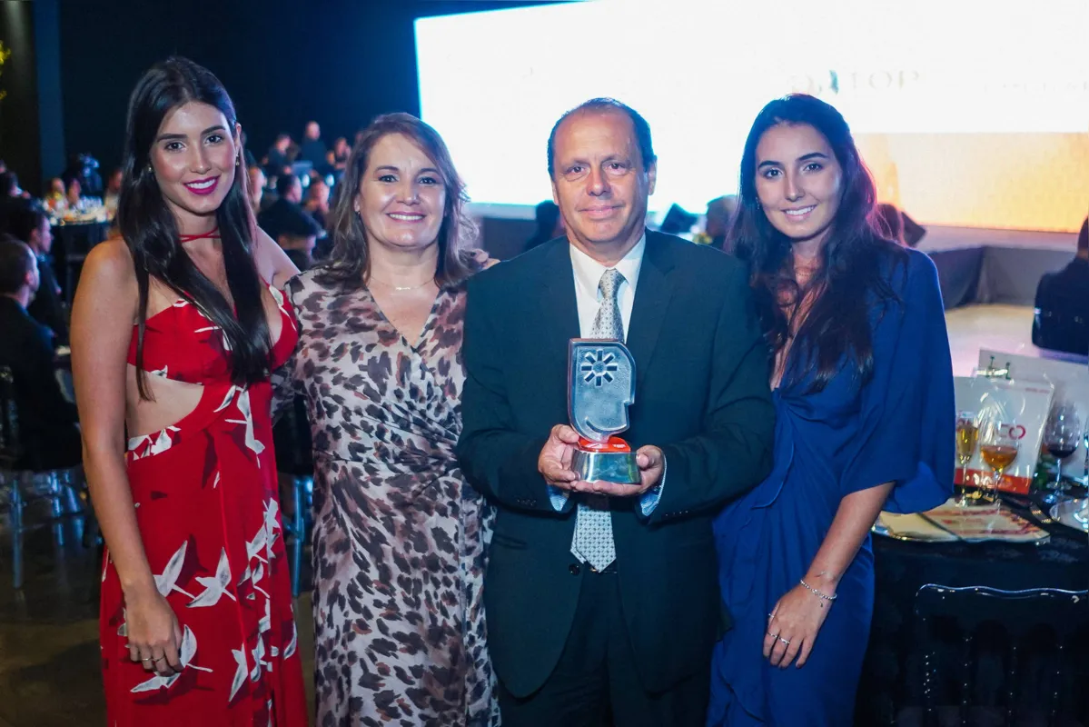 Lourdes e Marcos Moura, da Imobiliária Mônaco, com as filhas, Bruna e Linda