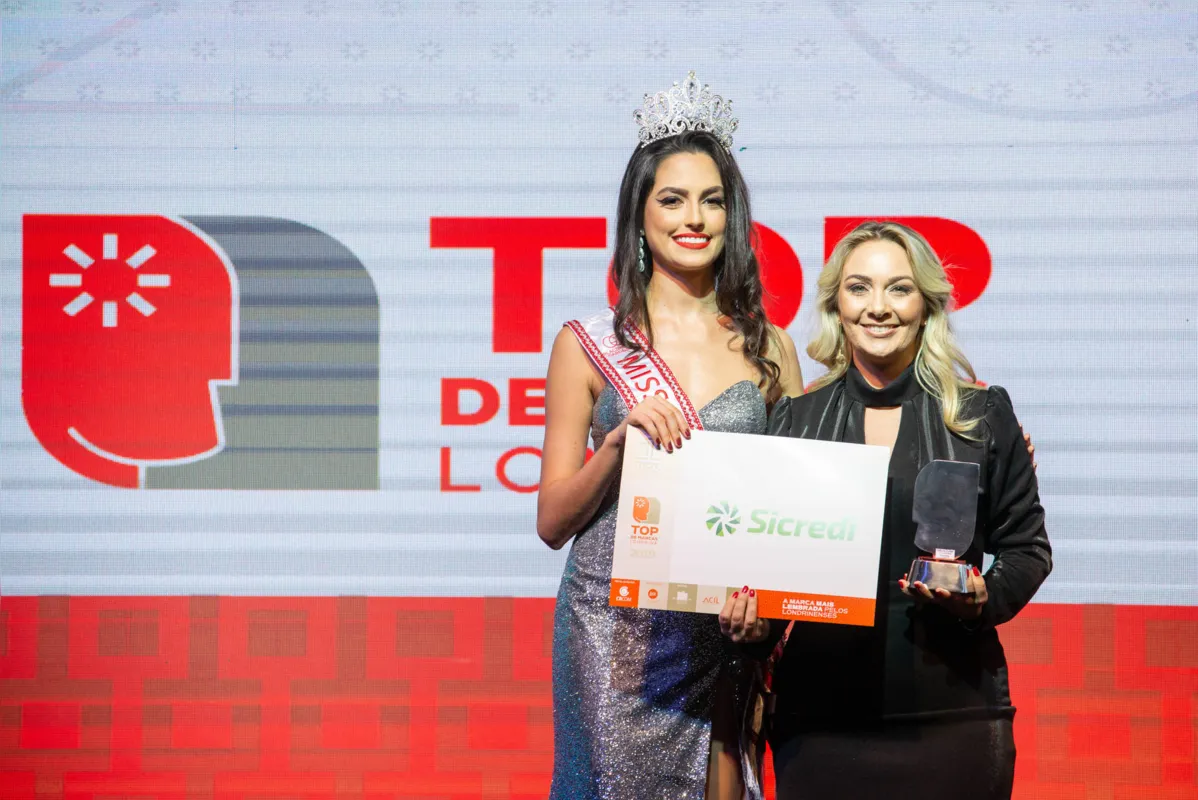 Carla Fernanda Sonoda, gerente regional, recebe o prêmio pelo Sicredi