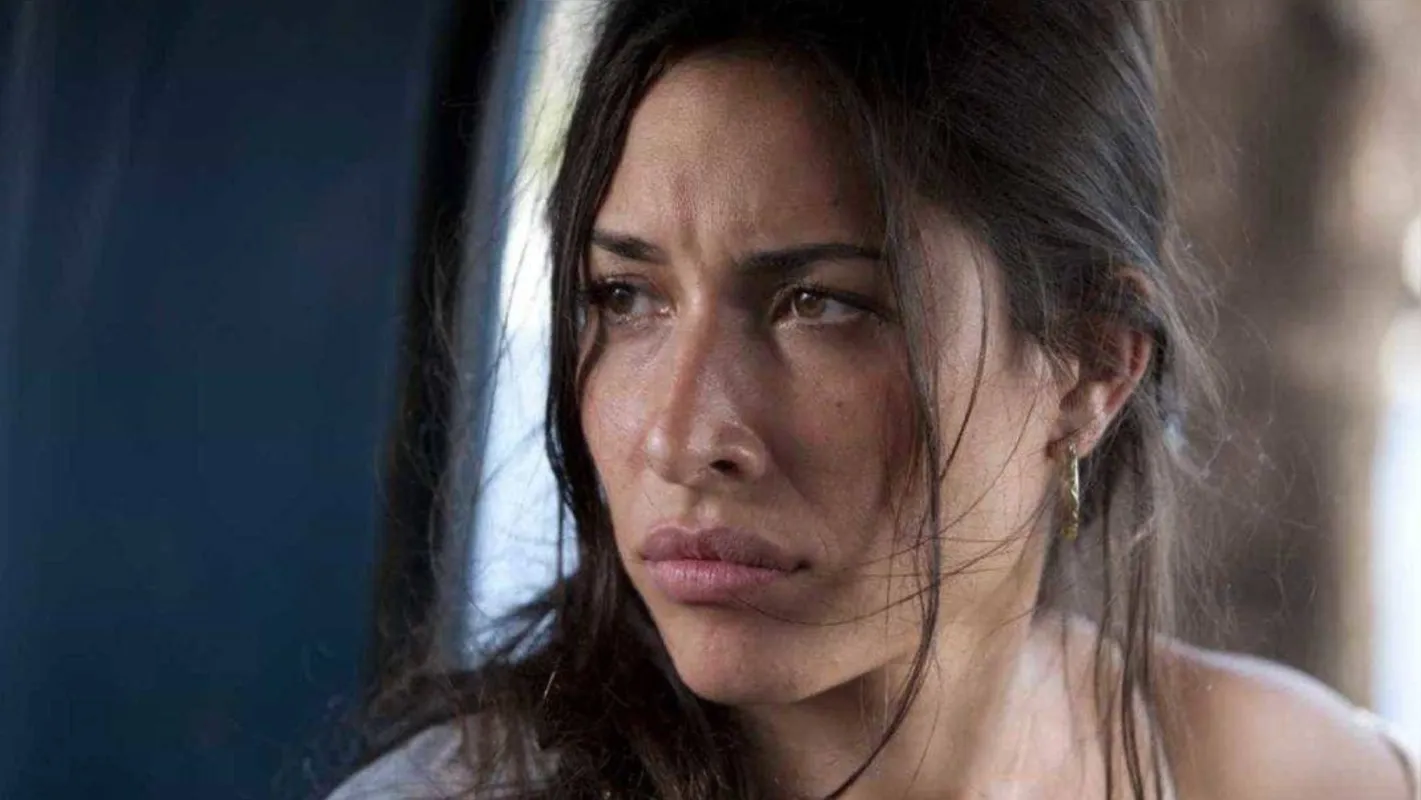Giselle Itié interpreta Eva, inspirada na ativista Sabrina Campos Bittencourt, que se suicidou em fevereiro no Líbano, causando polêmica nas redes