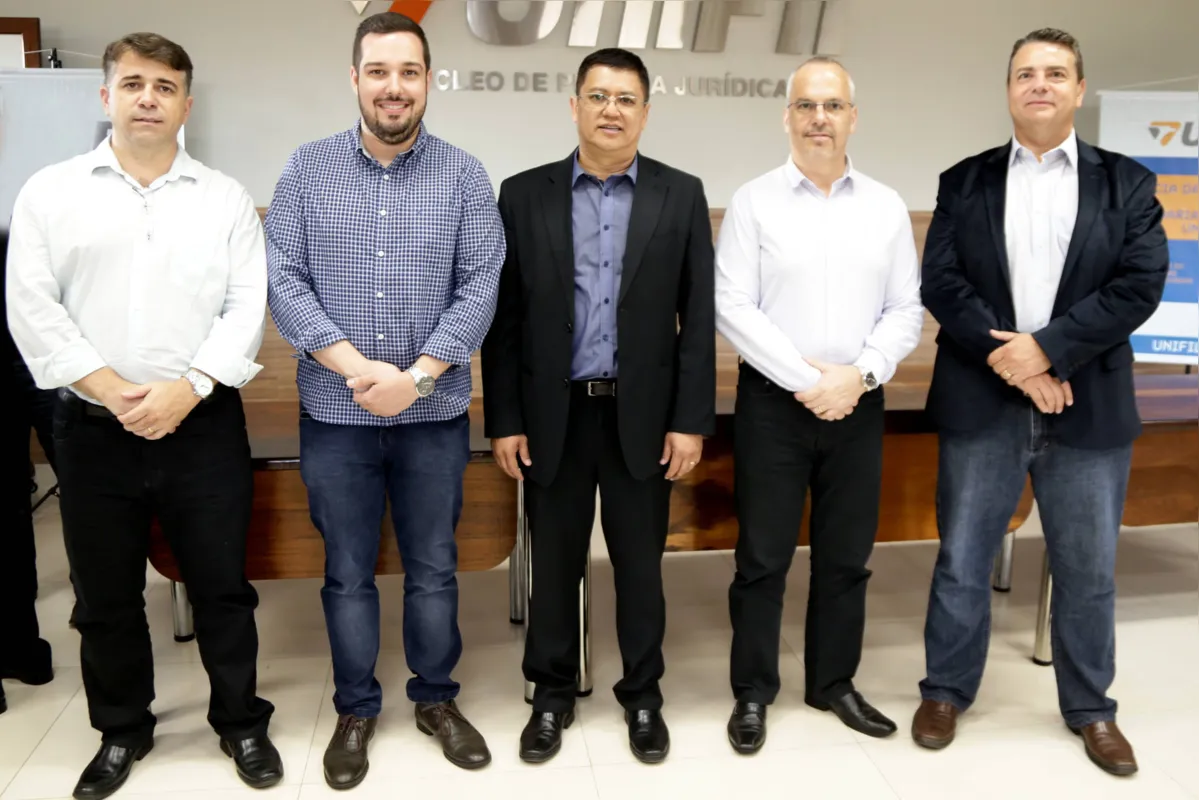 Ronaldo Souza (Cintec), Bruno Ubiratan (presidente da Codel), professor Sergio Tanaka, Gilmar Machado (APL de TI) e pró-reitor Lupercio Fuganti Luppi  