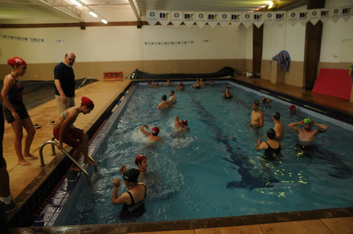 Alunos da Escola Municipal Dalva Fahl Boaventura participaram de atividades na piscina da UEL na terça