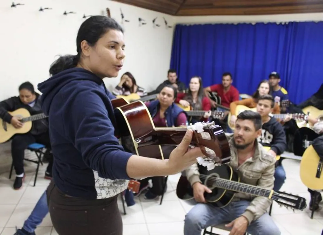 População abraçou a ideia de ter aulas gratuitas de violão, hoje há aulas inclusive às segundas-feiras à noite