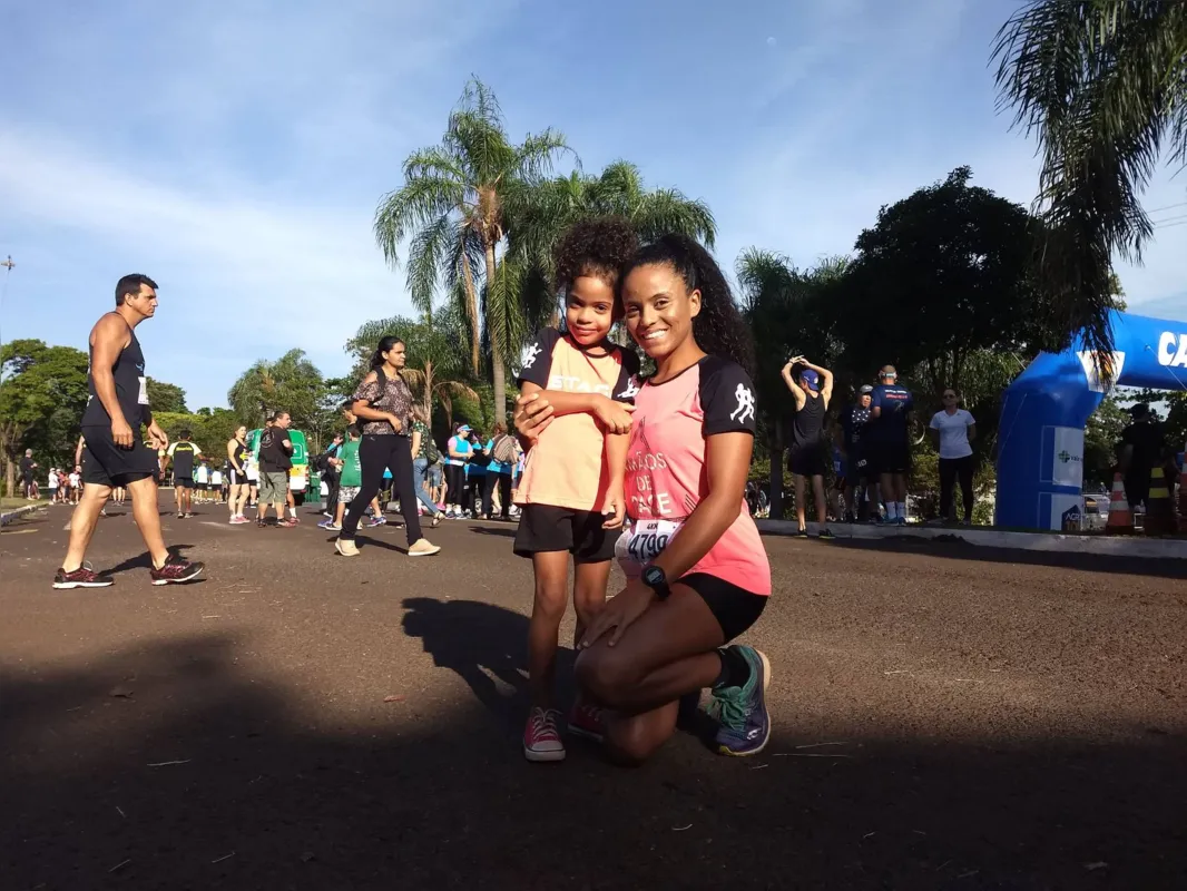 A estudante de educação física Camila Silva Lima e sua filha Helena 