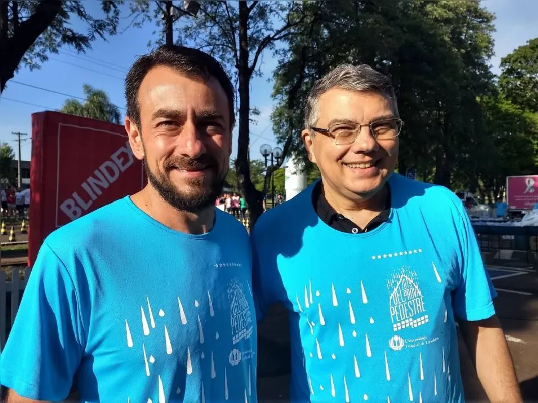 O professor Hélio Serassuelo e o  vice-reitor Décio Sabbatini Barbosa enalteceram o número recorde de participantes.