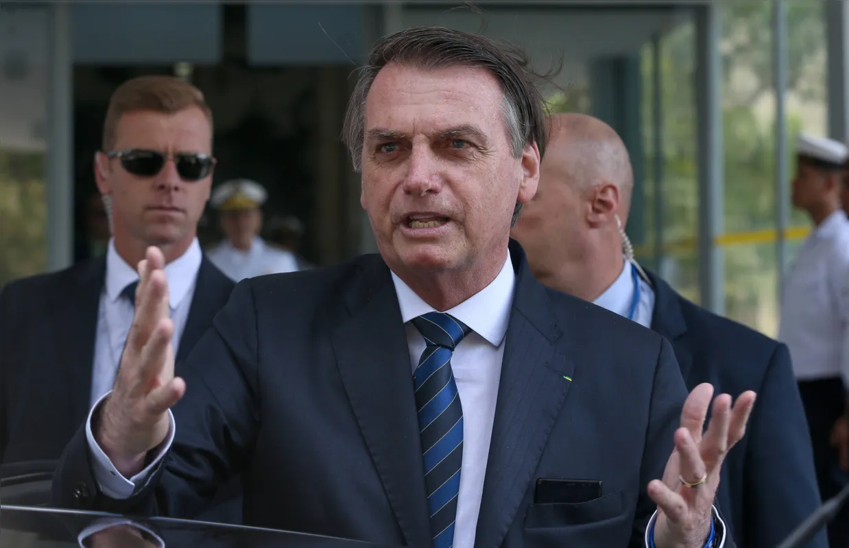 Imagem ilustrativa da imagem Questionado sobre Flávio, Bolsonaro ataca repórter: 'tem cara de homossexual terrível'