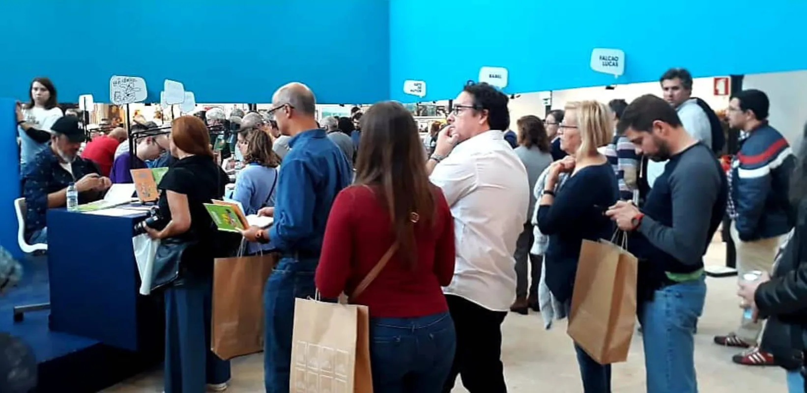 Fila de autógrafos do lançamento de Edibar em Portugal: personagem cativa fãs de todas as idades