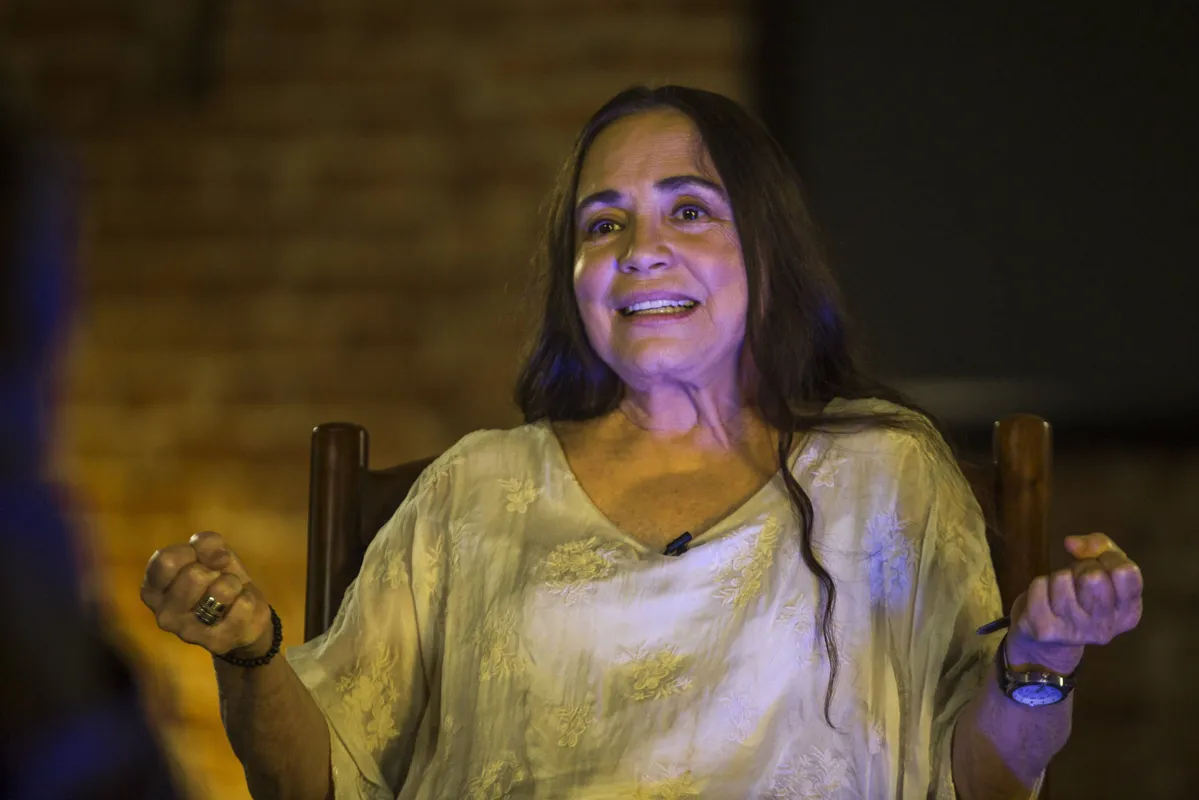 Regina Duarte chega a Brasília para começar os 'testes' nesta quarta 922), ela teme "correr o risco de dar com os burros n'água' 