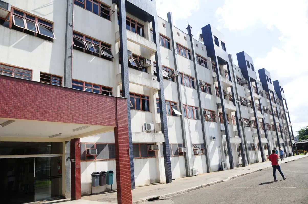 Dentre os contratos que teriam fim em 31 de dezembro estão o de 41 funcionários da saúde, sendo 22 médicos docentes do HU