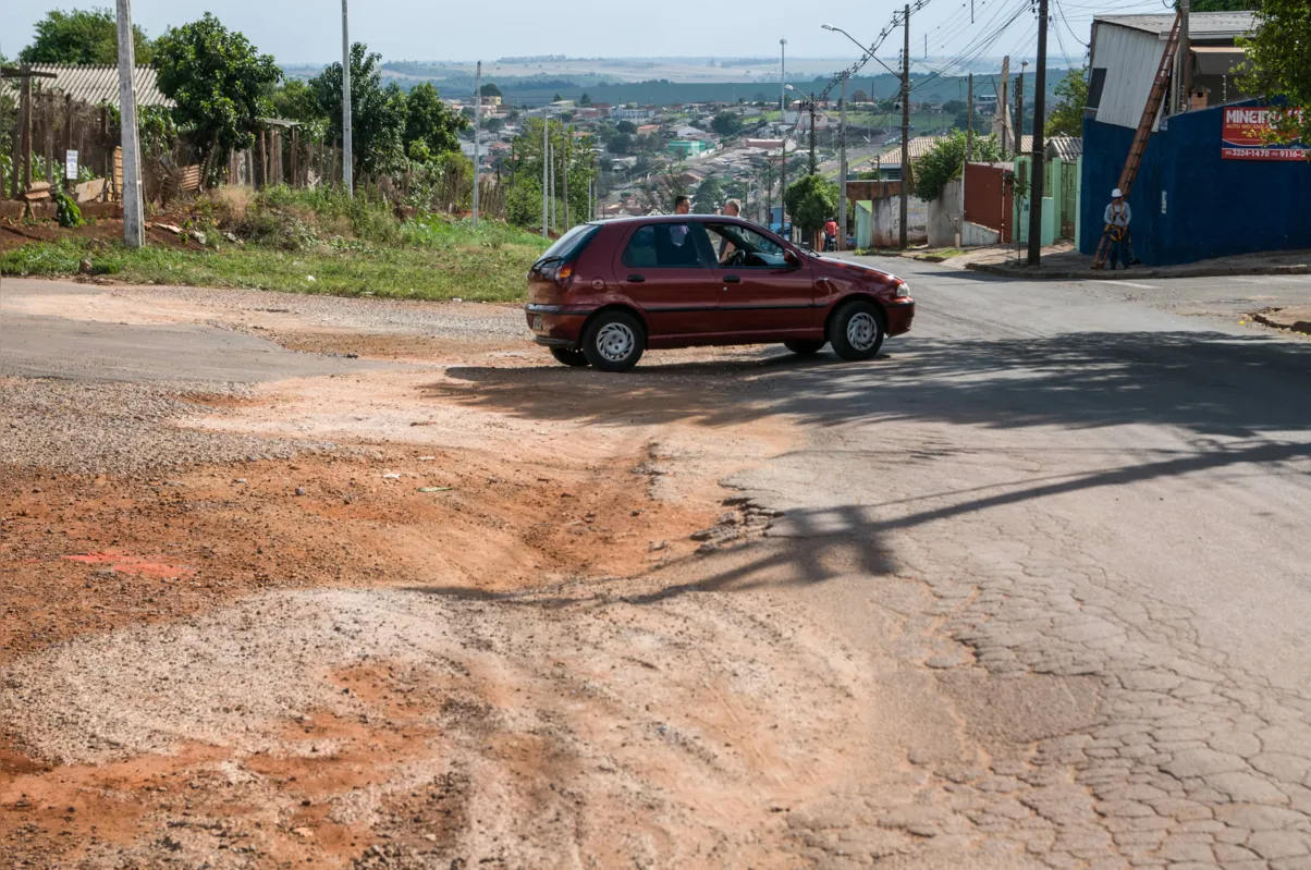 Um dos pontos mais caóticos fica no entroncamento da rua Paulo Novaes da Silveira com a Elizio Turino