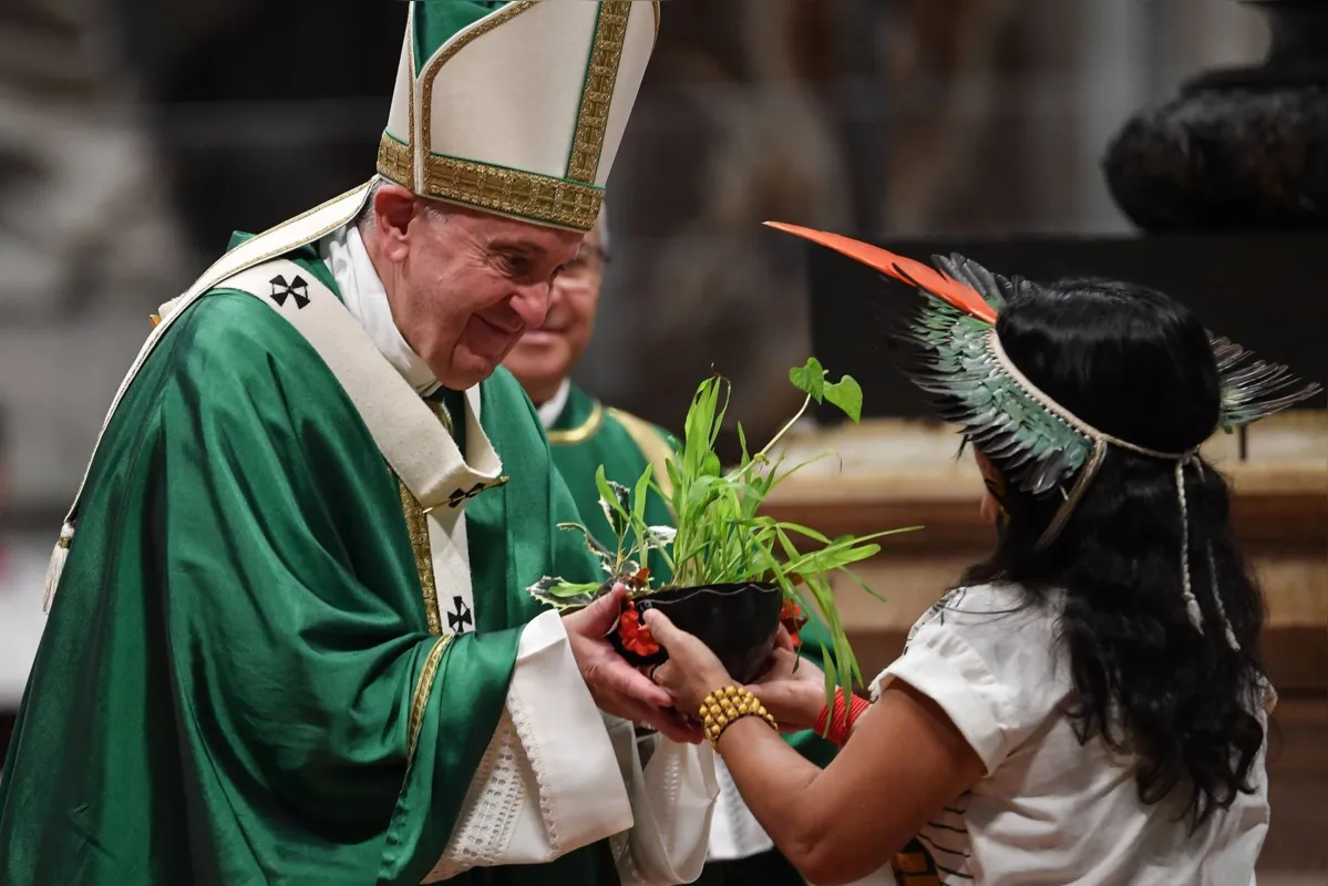 O papa Francisco recebeu um vaso de milho e feijão da indígena brasileira Marcivana Sateré
