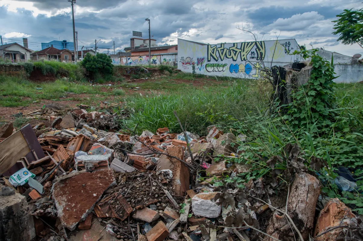 Moradores reclamam que terreno onde funcionava a unidade de saúde virou local de despejo irregular 