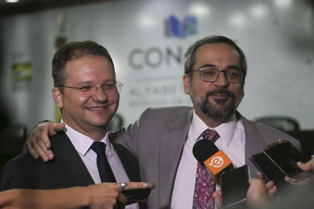 O secretário de Alfabetização Carlos Nadalim (à esq.) ao lado do ministro da Educação, Abraham Weintraub 