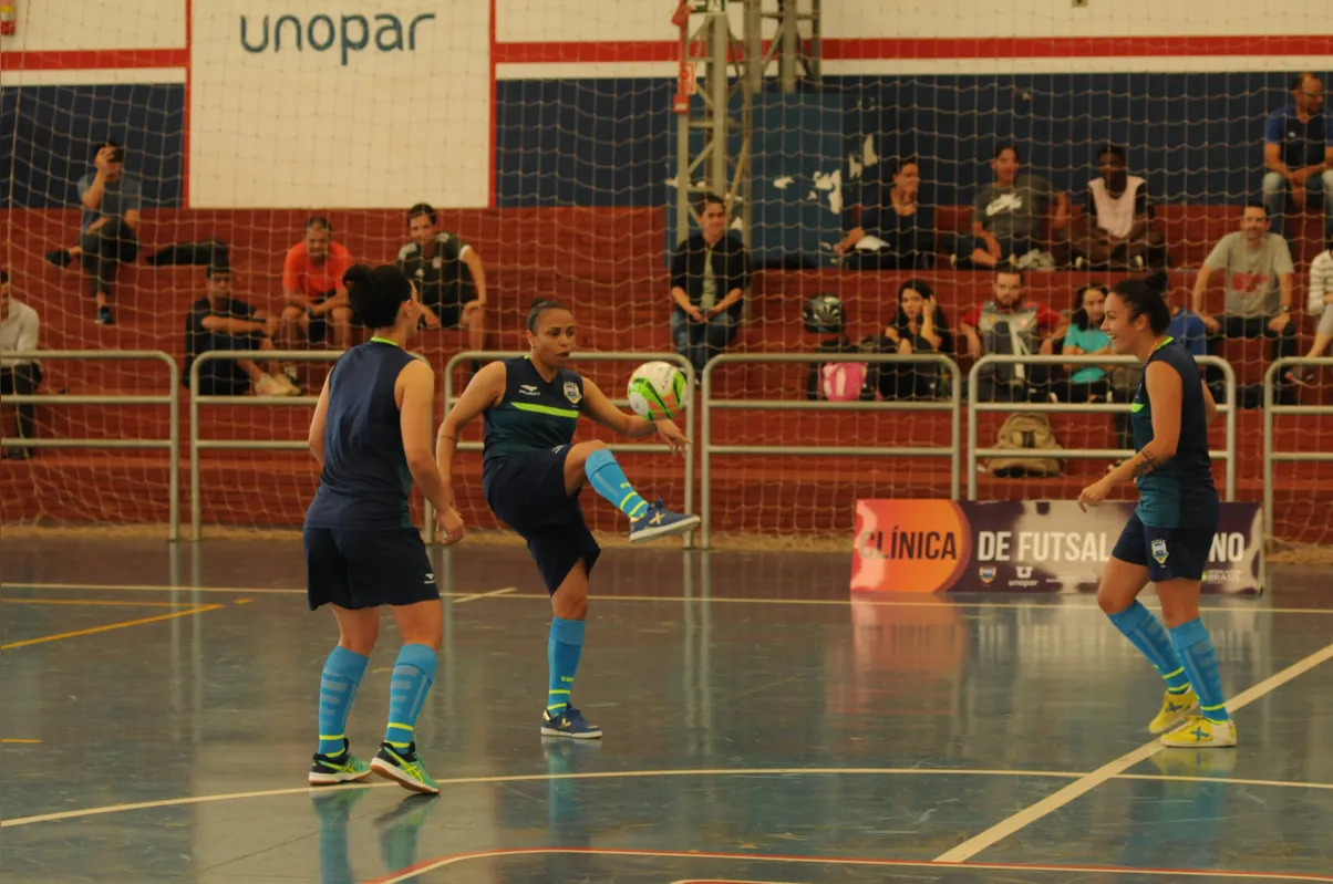 Seleção brasileira feminina de futsal treina em Londrina para a disputa da Copa América