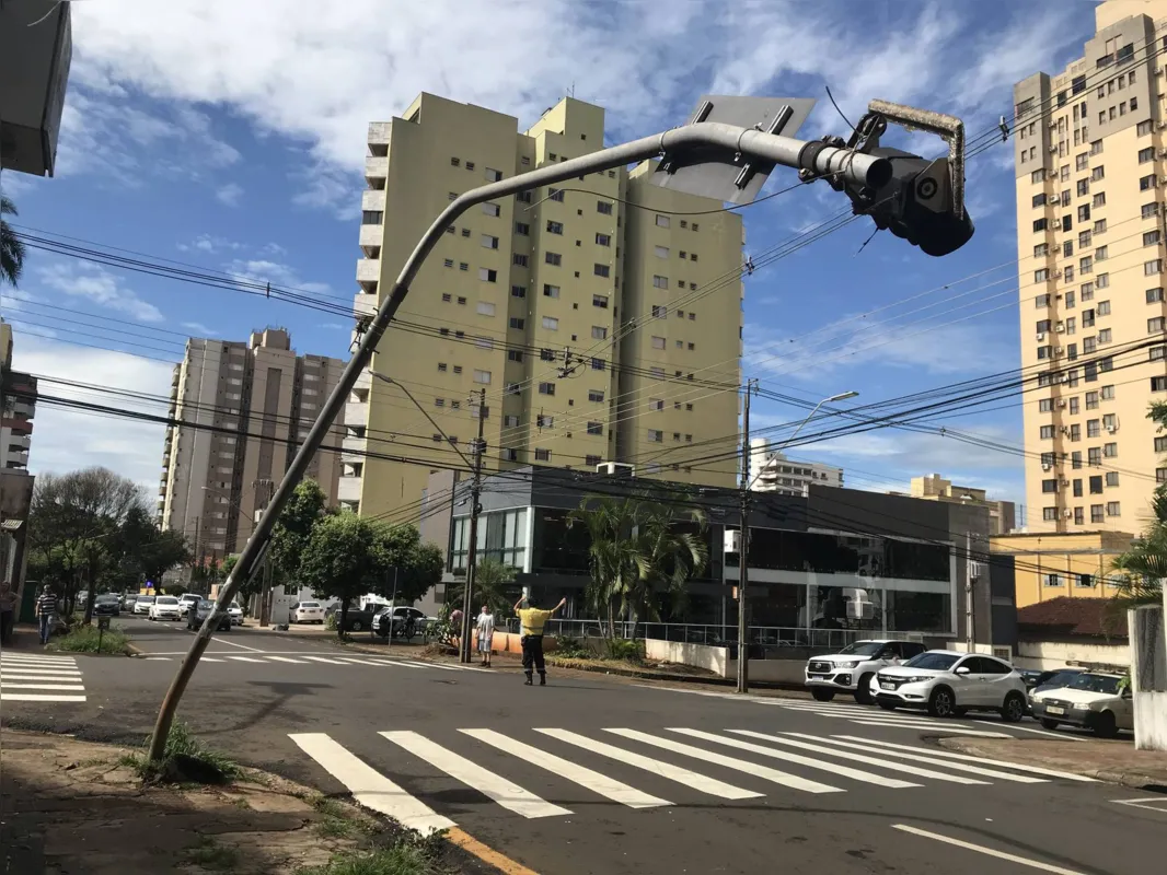 Imagem ilustrativa da imagem Semáforo fica destruído na Goiás com Rio de Janeiro