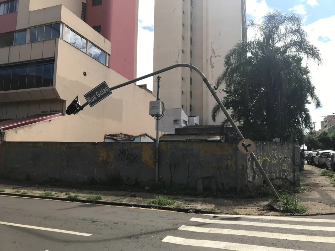 Imagem ilustrativa da imagem Semáforo fica destruído na Goiás com Rio de Janeiro
