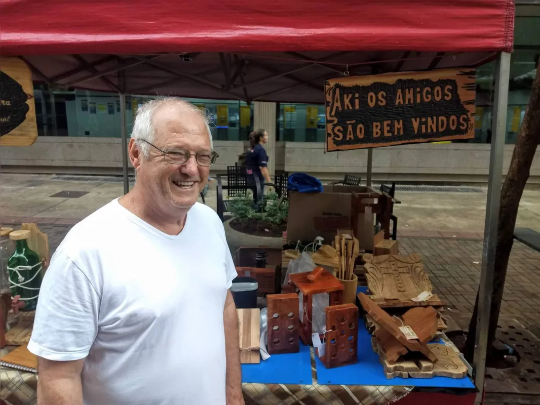 "Quando a pessoa vem com um sorriso nos lábios é terapêutico. A gente vive outra vida", observa o artesão Edmundo Oberle