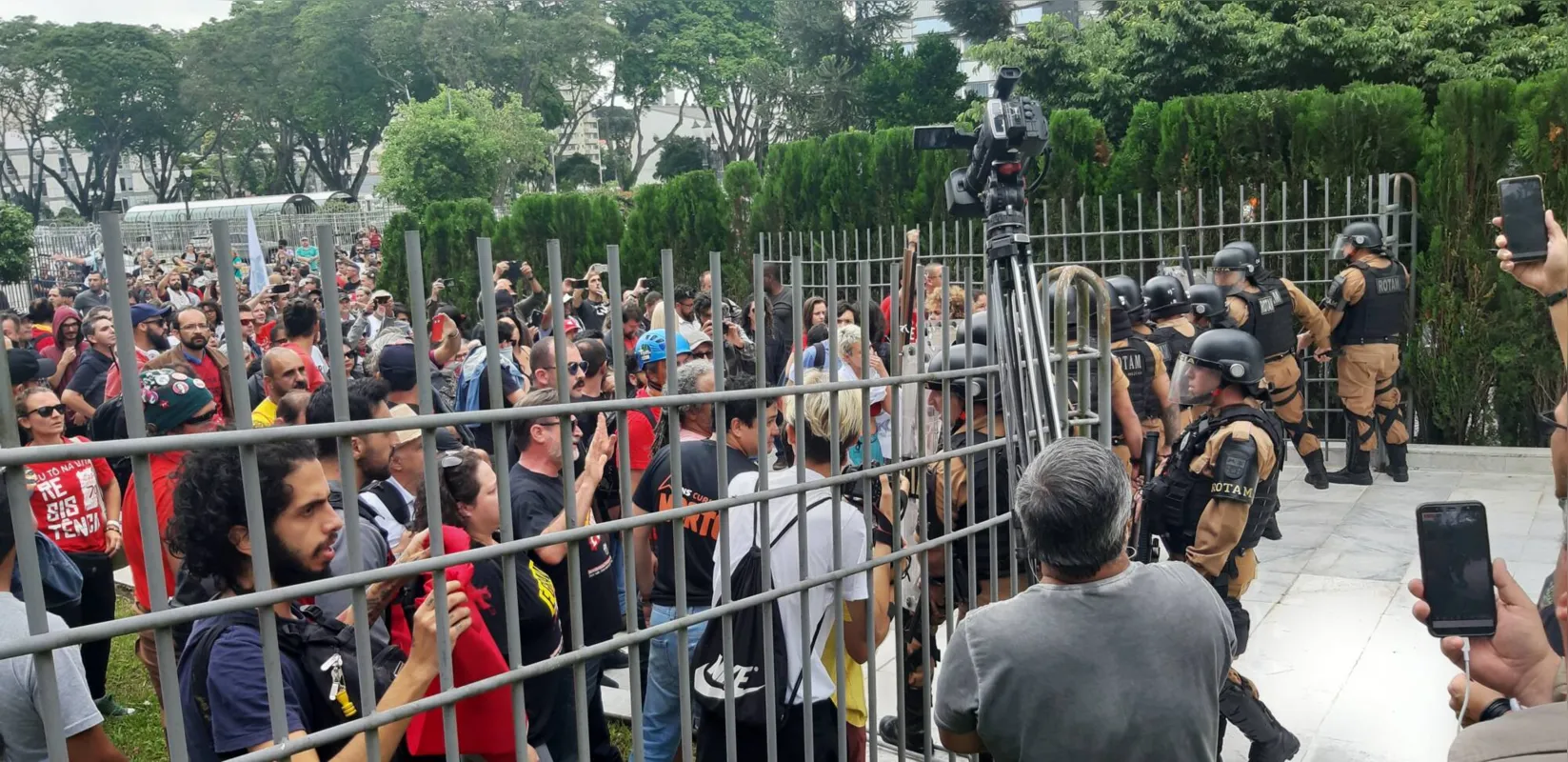 Imagem ilustrativa da imagem Servidores ocupam Assembleia em protesto contra reforma da previdência