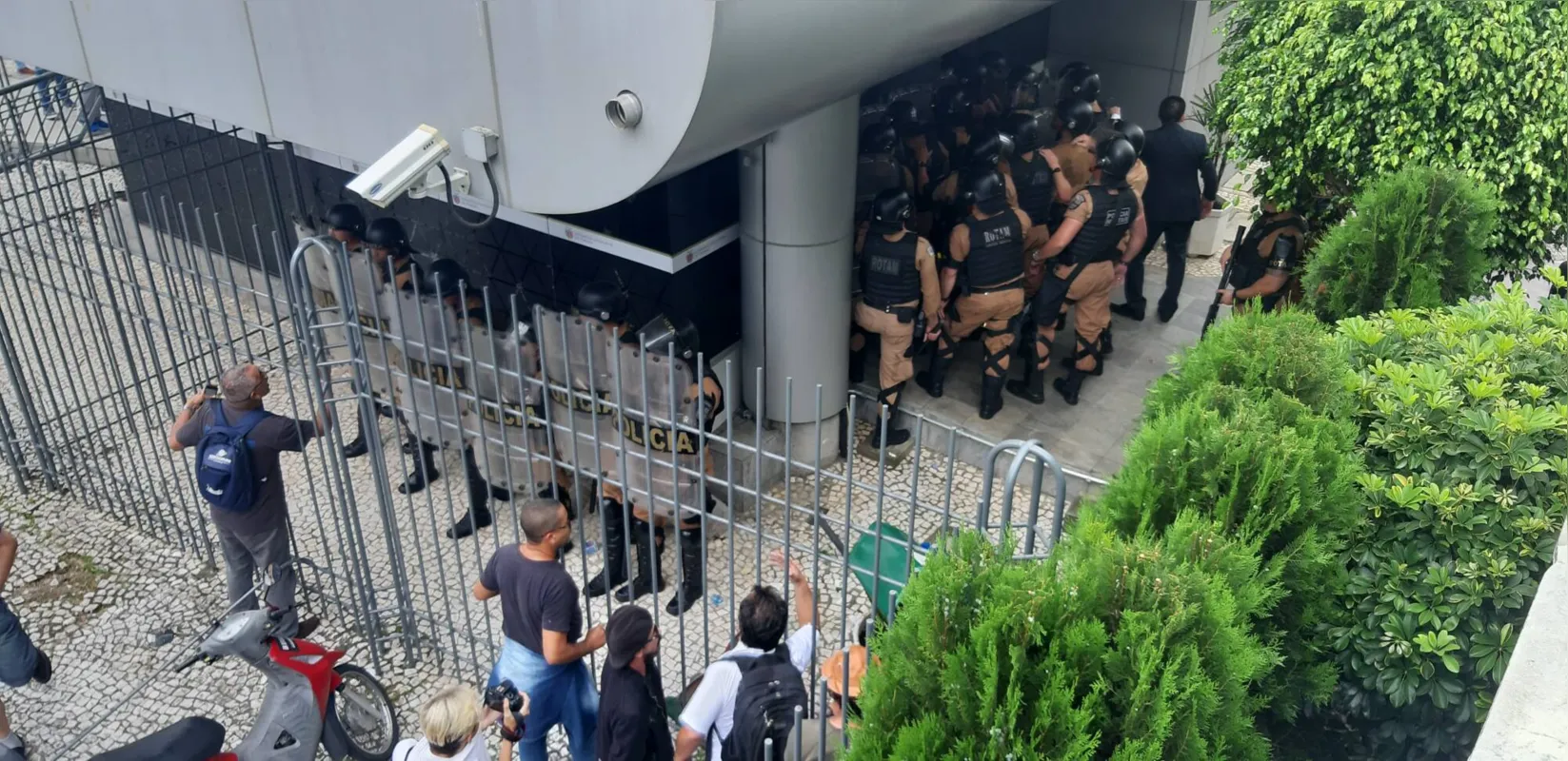 Imagem ilustrativa da imagem Servidores ocupam Assembleia em protesto contra reforma da previdência