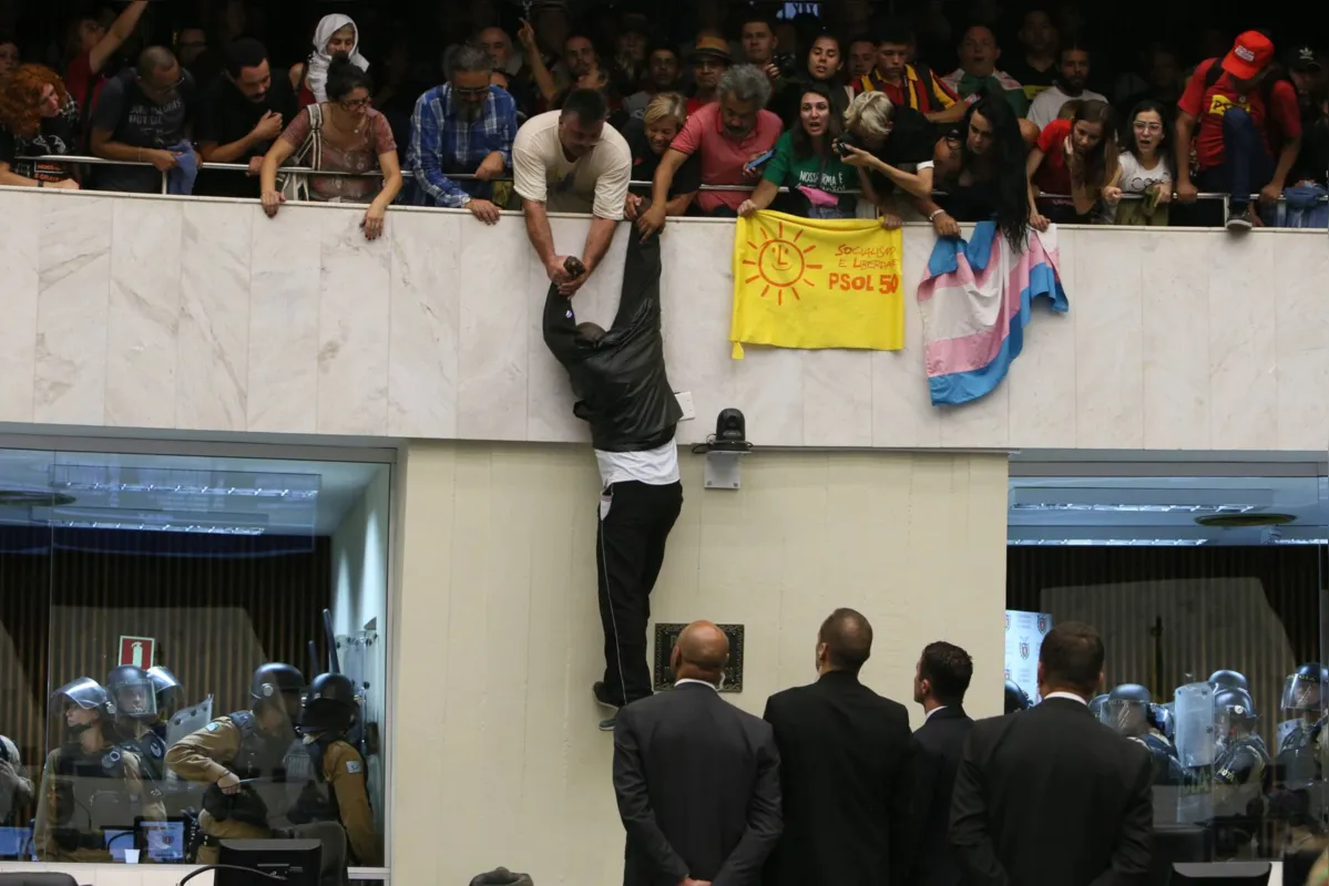 Imagem ilustrativa da imagem Servidores ocupam Assembleia em protesto contra reforma da previdência