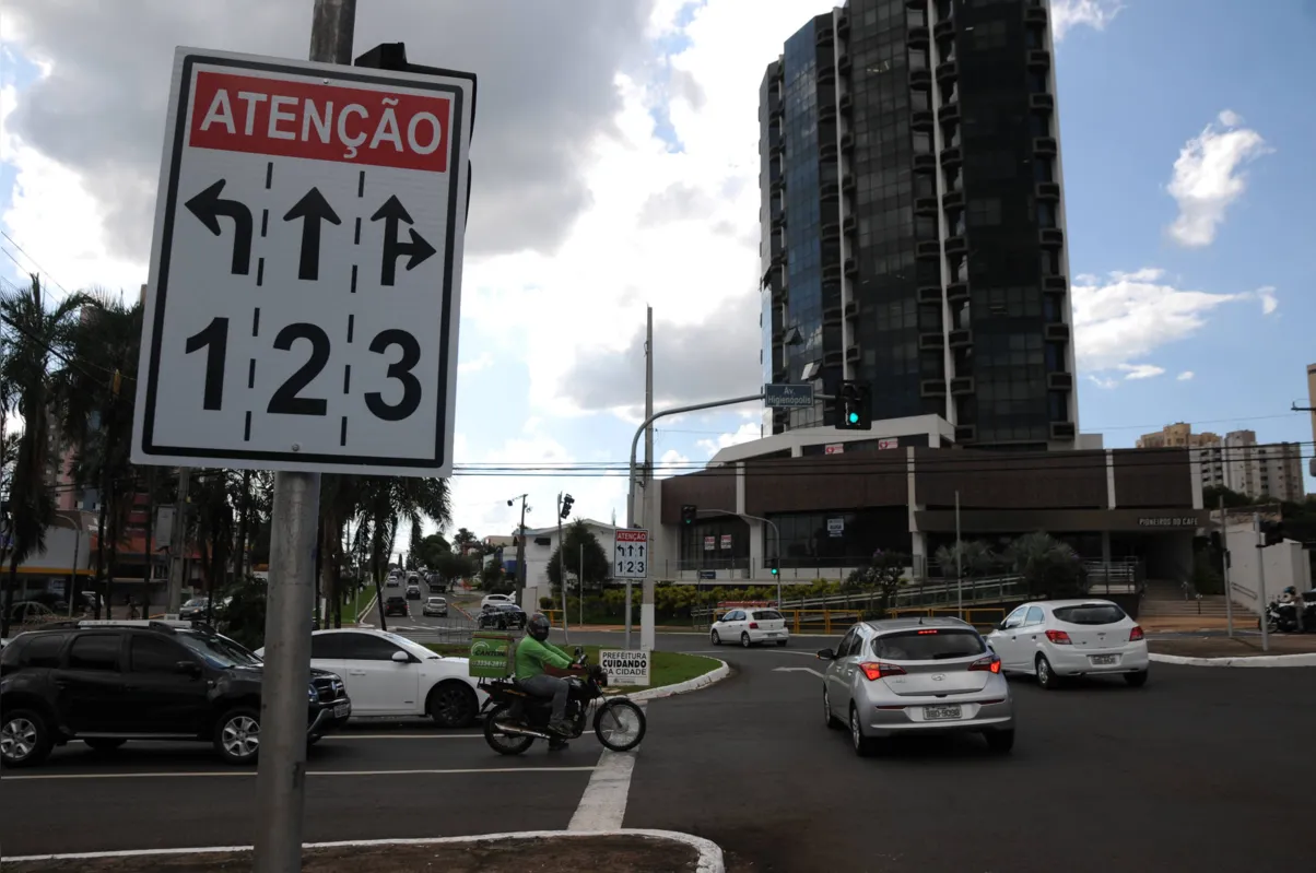 Placas foram instaladas na rotatória da JK com Higienópolis; companhia estuda outros locais