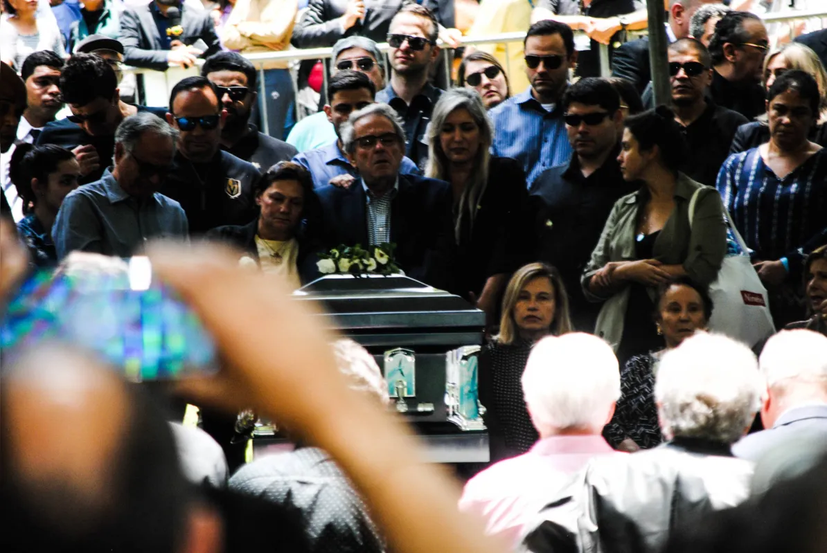 Imagem ilustrativa da imagem Sob aplausos, corpo de Gugu é sepultado no cemitério Gethsêmani, em SP