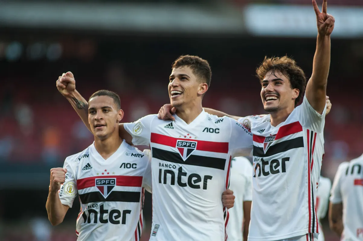 Com ótima atuação do trio Antony, Vitor Bueno e Igor Gomes, o Tricolor se aproximou do Santos na classificação