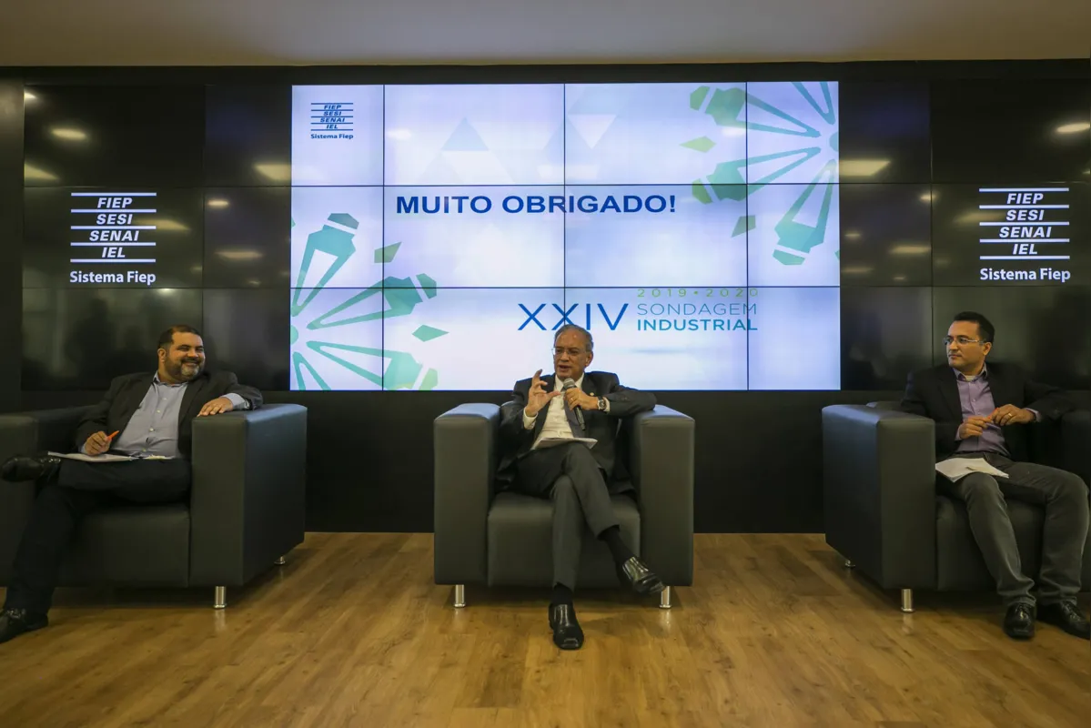 O presidente da Fiep, Carlos Valter, entre os economistas Marcelo Alves (esquerda) e Evânio Felippe (direita), divulgou o resultado da 24ª edição da Sondagem Industrial